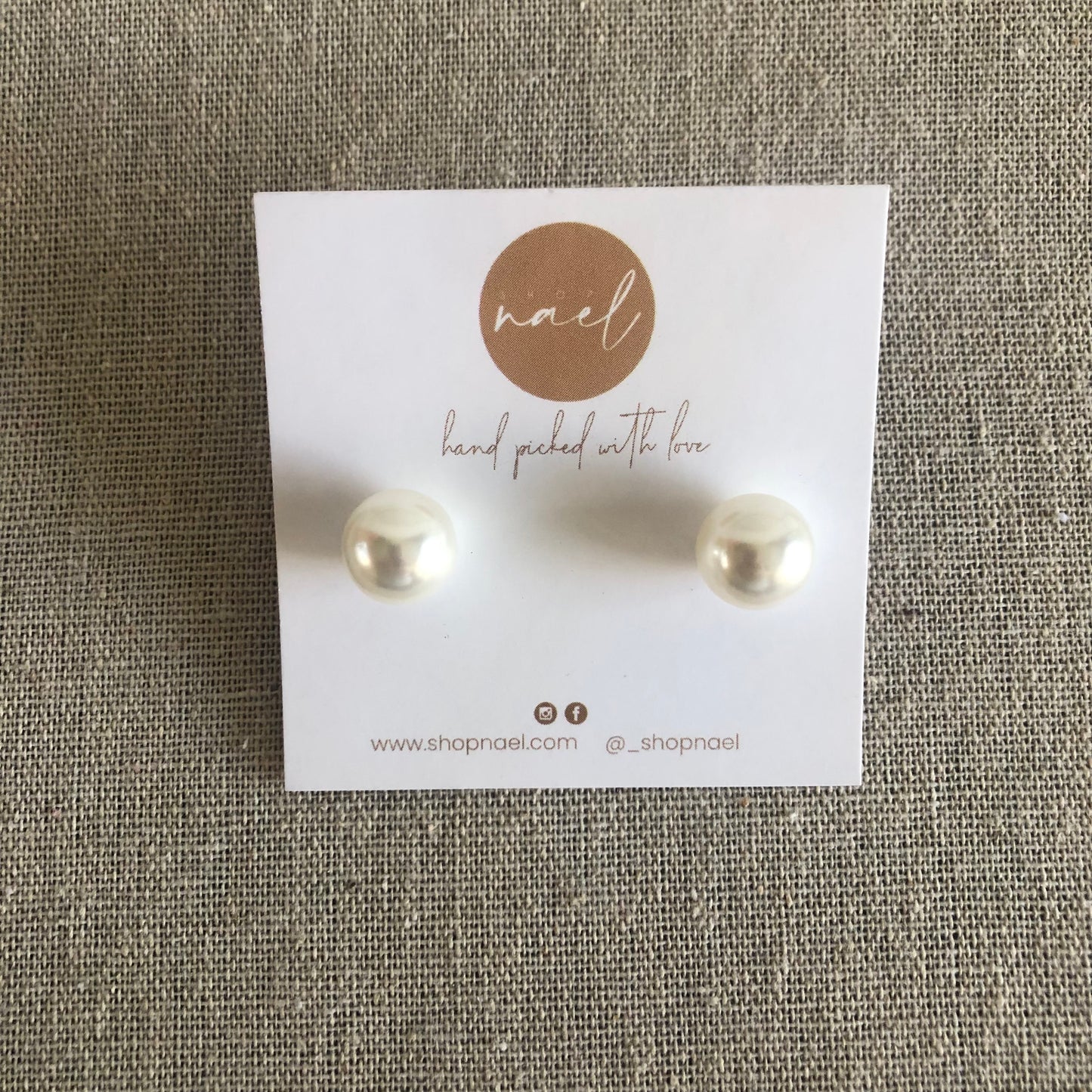 Pearl studs